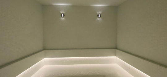Sauna ou hammam : lequel choisir pour votre maison ?