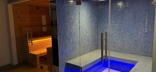 Sauna ou hammam à domicile : différences, prix et installation